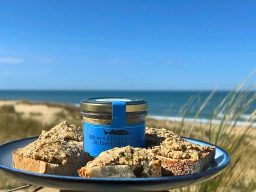 Tartines de rillettes d'esturgeon fumé avec vue sur mer