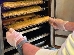 Filets d'esturgeon fumé sortant du fumoir
