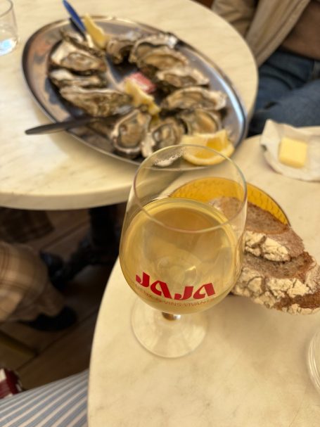 Verre de vin et plateau d'huîtres Verre de vin et plateau d'huîtres