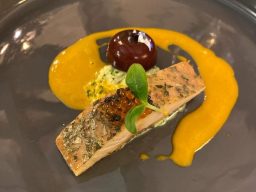 Esturgeon fumé, purée de légumes, sauce orange et touche de garniture verte.